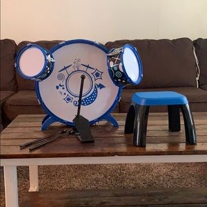 Toy drum set